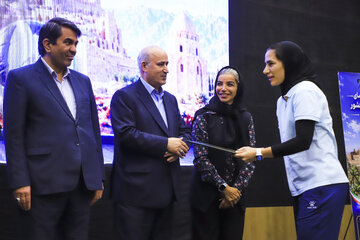 تجلیل از تعدادی از اعضای تیم ملی فوتبال بانوان جمهوری اسلامی در شب فرهنگی فوتبال استان کرمان