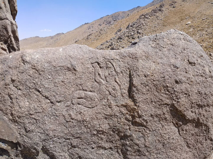 سنگ‌نگاره تاریخی کوه یخچال همدان سالم است