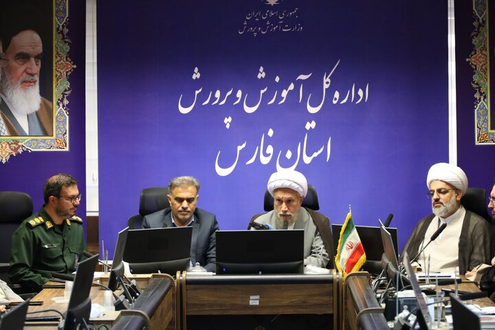 امام جمعه شیراز: از ابتدای مهر همه اقشار به کمک آموزش و پرورش بیایند