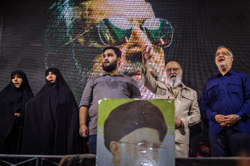 علیرضا زاکانی، شهردار تهران و مهدی چمران، رئیس شورای شهر تهران در مراسم رونمایی از تندیس سردار شهید امیرعلی حاجی‌زاده