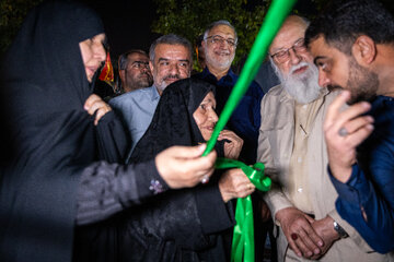 علیرضا زاکانی، شهردار تهران و مهدی چمران، رئیس شورای شهر تهران در مراسم رونمایی از تندیس سردار شهید امیرعلی حاجی‌زاده