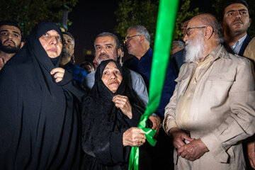 علیرضا زاکانی، شهردار تهران و مهدی چمران، رئیس شورای شهر تهران در مراسم رونمایی از تندیس سردار شهید امیرعلی حاجی‌زاده