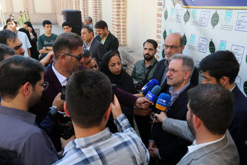 گفتگوی انوشیروان محسنی بندپی معاون گردشگری وزارت میراث فرهنگی، گردشگری و صنایع‌دستی با خبرنگاران در مراسم بهره‌برداری از فاز اول خانه تاریخی خادم‌باشی اردبیل