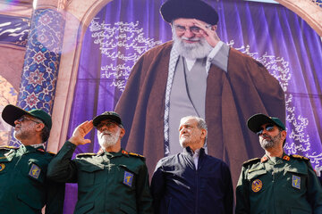 مسعود پزشکیان، رییس جمهور و حسن حسن‌زاده، فرماندهِ سپاه محمد رسول‌الله تهران بزرگ در رزمایش جان‌فدایان ایران