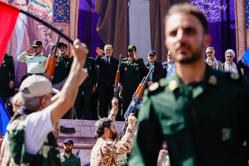 مسعود پزشکیان، رییس جمهور و حسن حسن‌زاده، فرماندهِ سپاه محمد رسول‌الله تهران بزرگ در رزمایش جان‌فدایان ایران