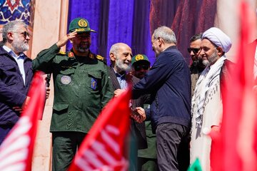 مسعود پزشکیان، رییس جمهور و. حسین شریعتمداری، مدیر مسئول روزنامه کیهان در رزمایش جان‌فدایان ایران