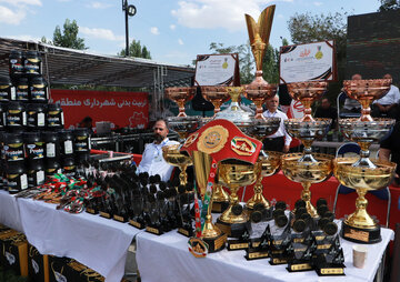 آغاز رقابت ۳۰۰ نفره ددلیفت‌ قهرمانی کشور - تبریز