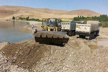 پلمب واحد غیرمجاز مخرب بستر رودخانه در سراوان با حکم دستگاه قضایی