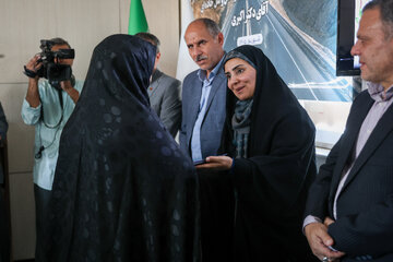 تجلیل از خانواده شهدای راهداری توسط  فرزانه صادق مالواجرد، در راهدارخانه نیک‌پی