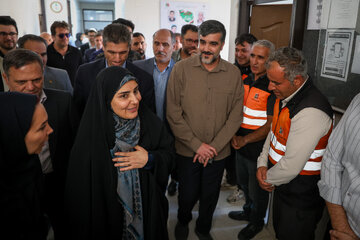 تجلیل از خانواده شهدای راهداری توسط  فرزانه صادق مالواجرد، در راهدارخانه نیک‌پی