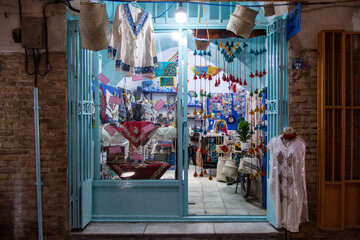 عتیقه فروشی یکی از مشاغل رایج در زیر بازارچه علی‌قلی‌آقا است.