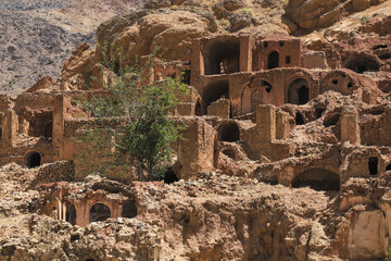 در روستای گیسک بام یک خانه، حیاط یا مسیر دسترسی خانه بالادست بوده است؛ الگویی مشابه ماسوله، ابیانه یا کنگ، اما با مصالح و اقلیم کویری-کوهپایه‌ای کرمان بوده است.