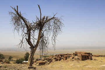 روستای «گیسک قدیم» که در فاصله نزدیکی از شهرستان زرند واقع شده است، یکی از سایت‌های مهم معماری بومی در استان کرمان محسوب می‌شود. تاریخچه تخلیه این روستا به زلزله مهیب سال ۱۳۵۶ بازمی‌گردد که منجر به آسیب‌های گسترده به بافت مسکونی و سازه‌های روستا شد.