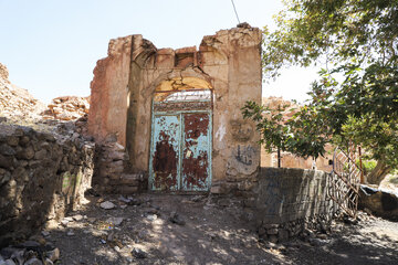 روستای «گیسک قدیم» که در فاصله نزدیکی از شهرستان زرند واقع شده است، یکی از سایت‌های مهم معماری بومی در استان کرمان محسوب می‌شود. تاریخچه تخلیه این روستا به زلزله مهیب سال ۱۳۵۶ بازمی‌گردد که منجر به آسیب‌های گسترده به بافت مسکونی و سازه‌های روستا شد.