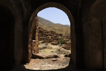 روستا گیسک نمونهای زنده از معماری بدون معمار است که در آن، فرم سازهها مستقیماً از توپوگرافی کوهپایه و اقلیمِ منطقه سرچشمه میگیرد. استفاده از خاکِ سرخرنگِ بومی و طاقهای قوسی که با منطقِ تجربیِ گذشتگان بنا شدهاند، گیسک را به شناسنامهای از هویتِ معماریِ کویری ایران تبدیل کرده است.