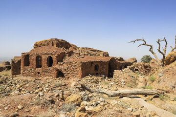 استفاده از خاک رس محلی غنی از ترکیبات آهن، طیف سرخرنگی به بافت داده که هنگام تابش آفتاب عصرگاهی کنتراست شدیدی با بستر سنگی و خشن کوه ایجاد میکند.