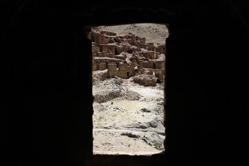 روستای «گیسک » در استان کرمان، در فاصله حدود ۲۰ تا ۲۵ کیلومتری شمال غربی شهرستان زرند قرار دارد. این روستا در منطقهای کوهپایهای واقع شده و ساختار آن به دلیل قرارگیری در دامنه کوه، بهصورت پلکانی و متناسب با توپوگرافی سختِ زمین شکل گرفته است..