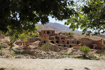 روستای «گیسک » در استان کرمان، در فاصله حدود ۲۰ تا ۲۵ کیلومتری شمال غربی شهرستان زرند قرار دارد. این روستا در منطقه‌ای کوهپایه‌ای واقع شده و ساختار آن به دلیل قرارگیری در دامنه کوه، به‌صورت پلکانی و متناسب با توپوگرافی سختِ زمین شکل گرفته است.