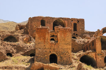 در روستای گیسک بام یک خانه، حیاط یا مسیر دسترسی خانه بالادست بوده است؛ الگویی مشابه ماسوله، ابیانه یا کنگ، اما با مصالح و اقلیم کویری-کوهپایهای کرمان بوده است.