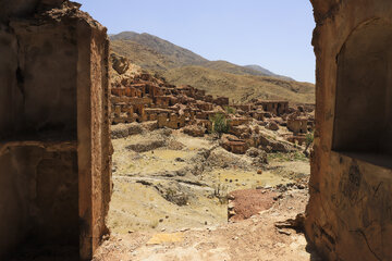 معماری گیسک متعلق به دانش سنتی مردمان منطقه زرند و کرمان است که طی نسلهای متمادی و بهصورت تجربی تکامل یافته است. این سبک ساختوساز، برآیندِ دانش بومی است؛ یعنی سازندگان روستا، معماران حرفهای به معنای مدرن نبودند، بلکه استادکاران محلی بودند که مصالح را از همان نزدیکی (خاک قرمز کوهپایهها) تامین میکردند و با شناختِ دقیقِ اقلیم، طاقها و دیوارها را برپا میکردند.
