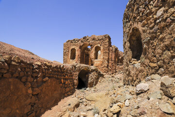در روستای گیسک کوچههای تنگ و پیچدرپیچ، شکست بادهای تند کوهستانی را ممکن میساخته و سایهاندازی طبیعی در تابستان ایجاد میکرده است.