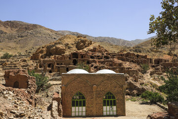 در روستای گیسک اجرای غیر اصولی ساختمان بدون توجه به معماری خود روستا انجام شده است
