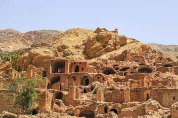 روستای گیسک در یک دوره زمانی طولانی و بر اساس نیازهای زیستی ساکنان گسترش یافته است. این یعنی فرم روستا تابع دستورِ یک حاکم یا معمار نبوده، بلکه با شیب زمین و نیاز به امنیت و دسترسی شکل گرفته است.