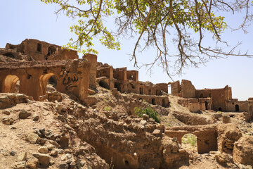 روستای گیسک در یک دوره زمانی طولانی و بر اساس نیازهای زیستی ساکنان گسترش یافته است. این یعنی فرم روستا تابع دستورِ یک حاکم یا معمار نبوده، بلکه با شیب زمین و نیاز به امنیت و دسترسی شکل گرفته است.