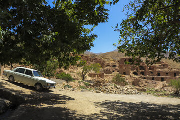 روستای گیسک در یک دوره زمانی طولانی و بر اساس نیازهای زیستی ساکنان گسترش یافته است. این یعنی فرم روستا تابع دستورِ یک حاکم یا معمار نبوده، بلکه با شیب زمین و نیاز به امنیت و دسترسی شکل گرفته است.