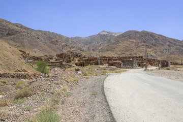 روستای «گیسک قدیم» در استان کرمان، در فاصله حدود ۲۰ تا ۲۵ کیلومتری شمال غربی شهرستان زرند قرار دارد.