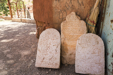روستای «گیسک » که در فاصله نزدیکی از شهرستان زرند واقع شده است، یکی از سایتهای مهم معماری بومی در استان کرمان محسوب میشود. تاریخچه تخلیه این روستا به زلزله مهیب سال ۱۳۵۶ بازمیگردد که منجر به آسیبهای گسترده به بافت مسکونی و سازههای روستا شد.