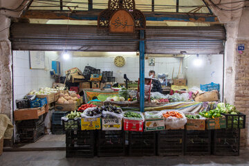 مشاغل  زیر بازارچه محله علی‌قلی‌آقا، همچنان به روش سنتی خود در حال فعالیت هستند.