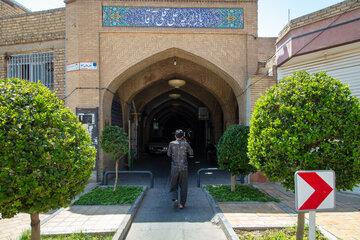  بازار قدیمی علی‌قلی‌آقا که از یک سو به زورخانه قدیمی و از سوی دیگر به مسجدتاریخی علی‌قلی‌آقا متصل است، یکی از بازارچه‌های تاریخی و زیبای شهر اصفهان است که قدمت آن به دوران صفوی باز می‌گردد.