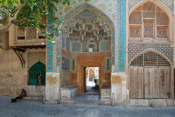 علی‌قُلی‌آقا یکی از خواجه‌سرایان نیکوکار زمان شاه سلطان حسین صفوی بود که در زمان حیاتش، مسجد و حمام و بازار و سرا و چهار سوق زیبایی به نام خود ساخت.