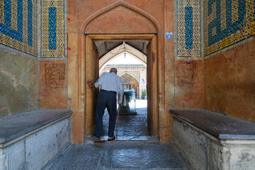 علی‌قُلی‌آقا یکی از خواجه‌سرایان نیکوکار زمان شاه سلطان حسین صفوی بود که در زمان حیاتش، مسجد و حمام و بازار و سرا و چهار سوق زیبایی به نام خود ساخت.