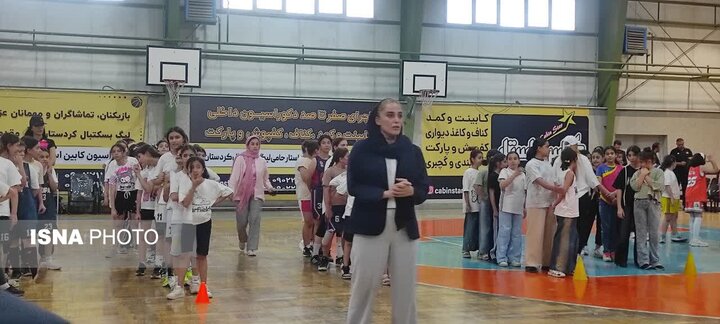 جشنواره مینی‌بسکتبال با حضور ۱۳۵ نفر از دختران سنندجی برگزار شد+ عکس