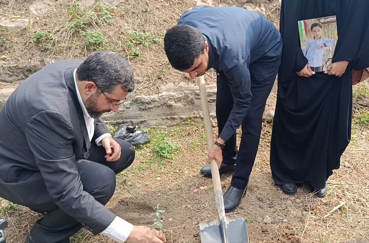 پیوند آموزش و مقاومت در بهشهر؛ کاشت ۱۶۸ نهال به یاد شهدای مدرسه میناب