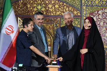 لحظه رونمایی از پوستر سی‌وهشتمین جشنواره فیلم کودکان و نوجوانان در اصفهان