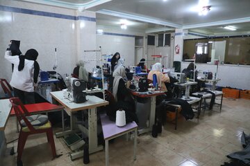 کارگاه خیاطی در بازارچه مرند 