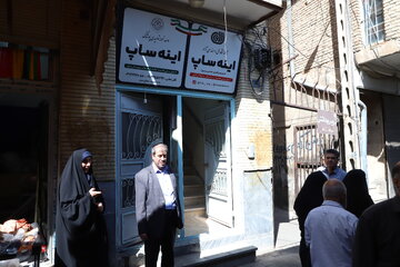 کارگاه خیاطی در بازارچه مرند : بازدید خبرنگاران از کارگاه خیاطی و فعالیت زنان شاغل در این مجموعه.