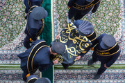مراسم تعویض پرچم گنبد حرم حضرت فاطمه معصومه(س) در شب وفات کریمه اهل بیت(ع)