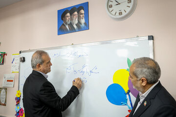 مسعود پزشکیان، رییس جمهور و علیرضا کاظمی، وزیر آموزش و پرورش در آیین آغاز سال تحصیلی ۱۴۰۶-۱۴۰۵