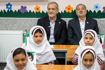 مسعود پزشکیان، رییس جمهور و علیرضا کاظمی، وزیر آموزش و پرورش در آیین آغاز سال تحصیلی ۱۴۰۶-۱۴۰۵
