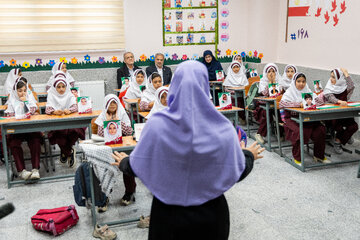 مسعود پزشکیان، رییس جمهور و علیرضا کاظمی، وزیر آموزش و پرورش در آیین آغاز سال تحصیلی ۱۴۰۶-۱۴۰۵