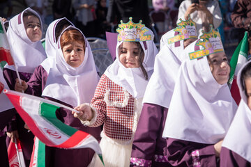 برگزاری جشن شکوفه‌ها در دبستان انصار - سنندج