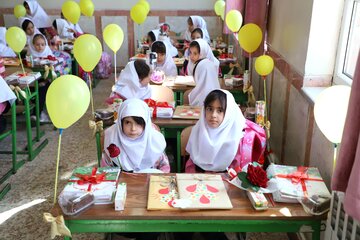 برگزاری جشن شکوفه‌ها در اسم مدرسه - تبریز
