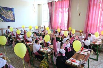 برگزاری جشن شکوفه‌ها در اسم مدرسه - تبریز
