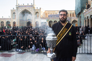 مراسم تعویض پرچم گنبد حرم حضرت فاطمه معصومه(س) در شب وفات کریمه اهل بیت(ع)