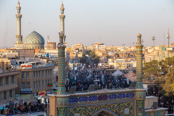مراسم تعویض پرچم گنبد حرم حضرت فاطمه معصومه(س) در شب وفات کریمه اهل بیت(ع)