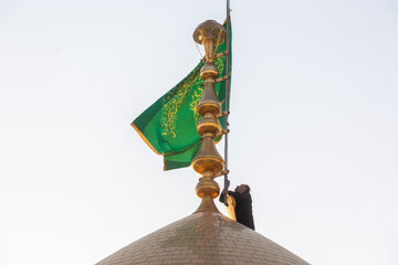 مراسم تعویض پرچم گنبد حرم حضرت فاطمه معصومه(س) در شب وفات کریمه اهل بیت(ع)